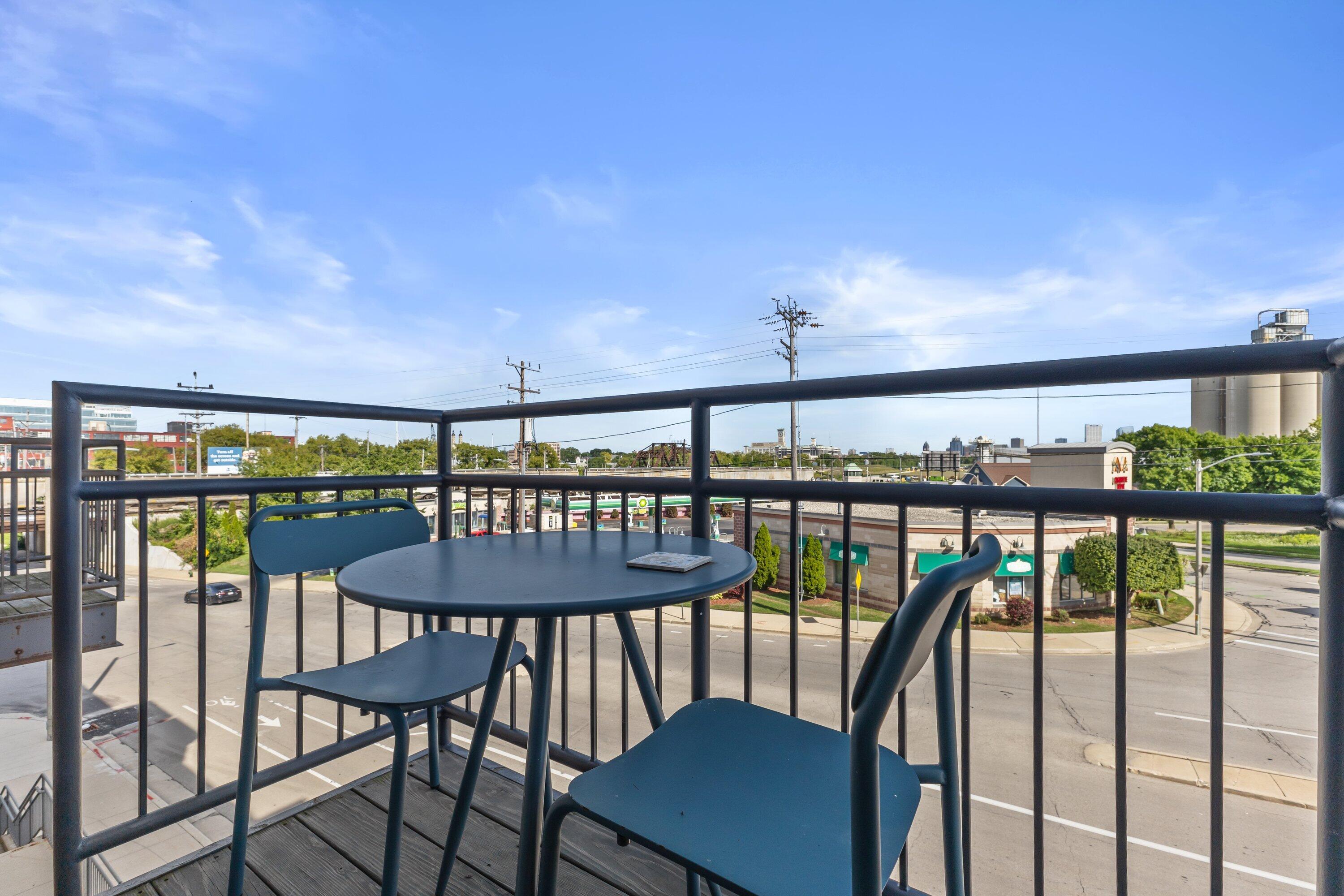 2121 S Kinnickinnic Ave, 107