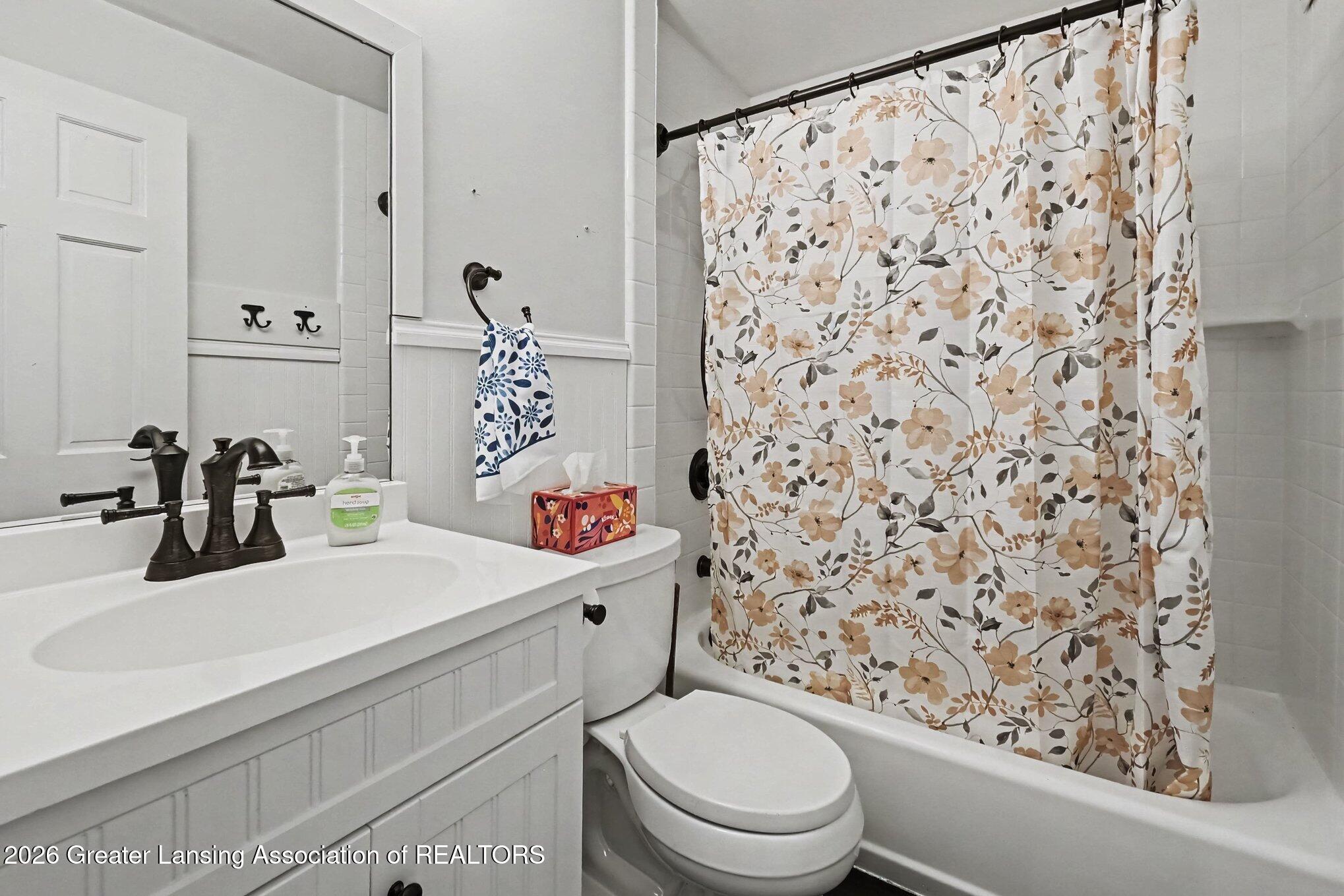 5490 W Howe Road, DeWitt