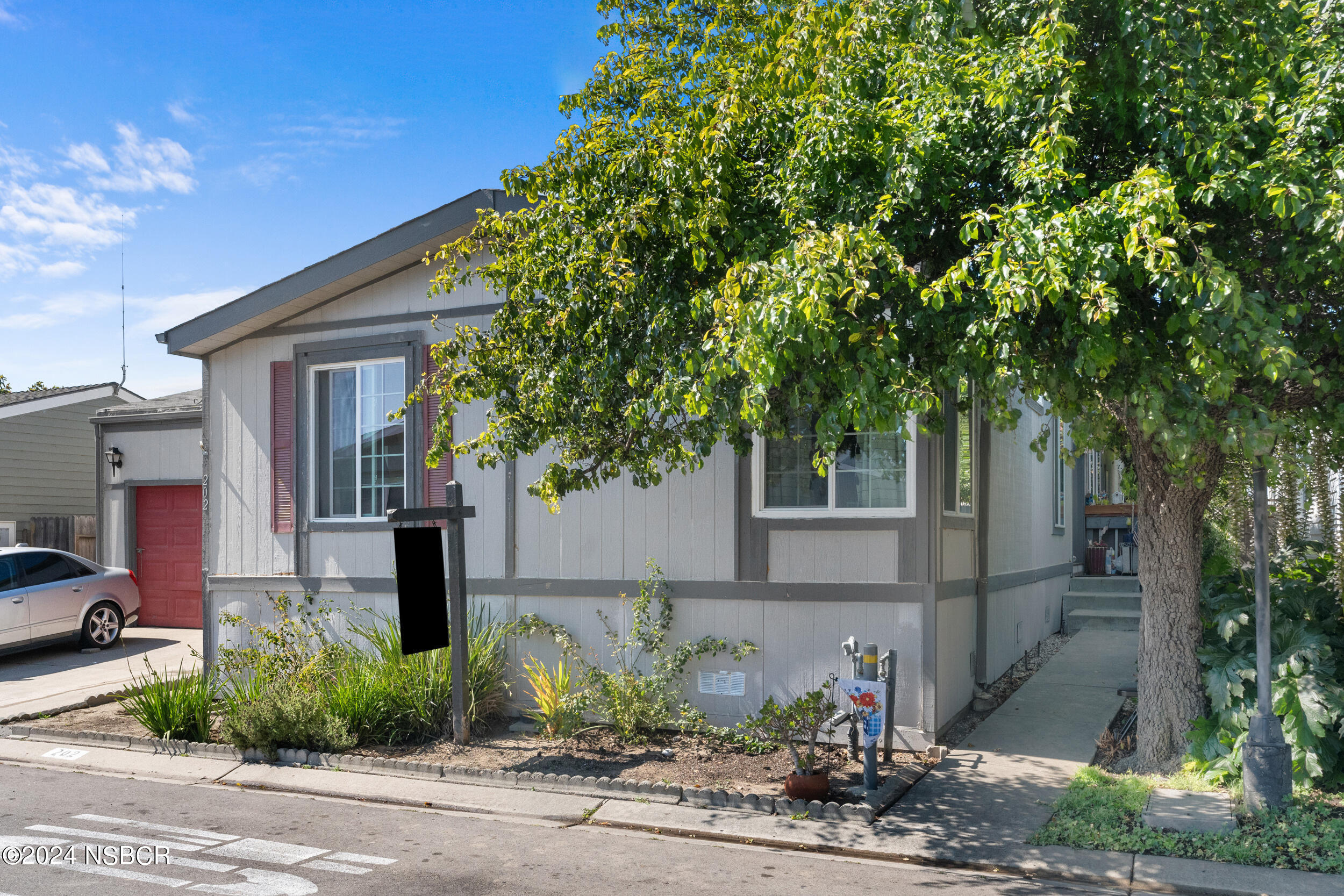 1317 N V Street, 202