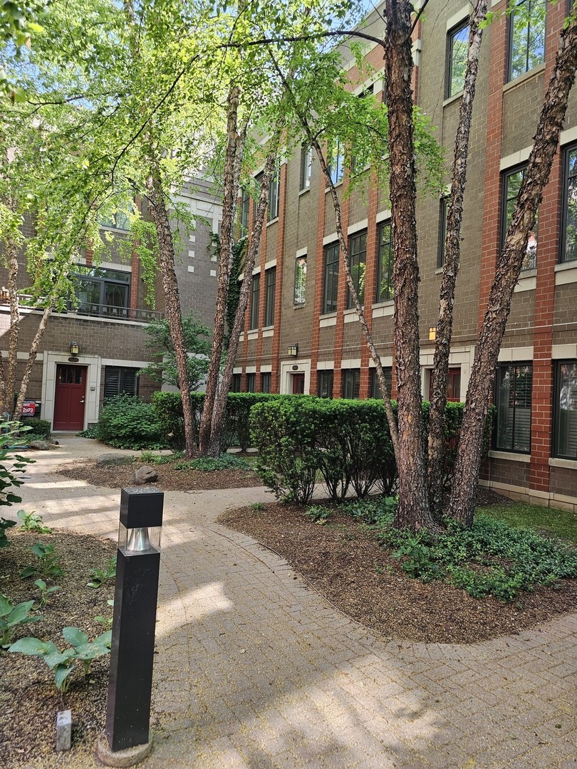 5003 N Lincoln Avenue Unit: 5