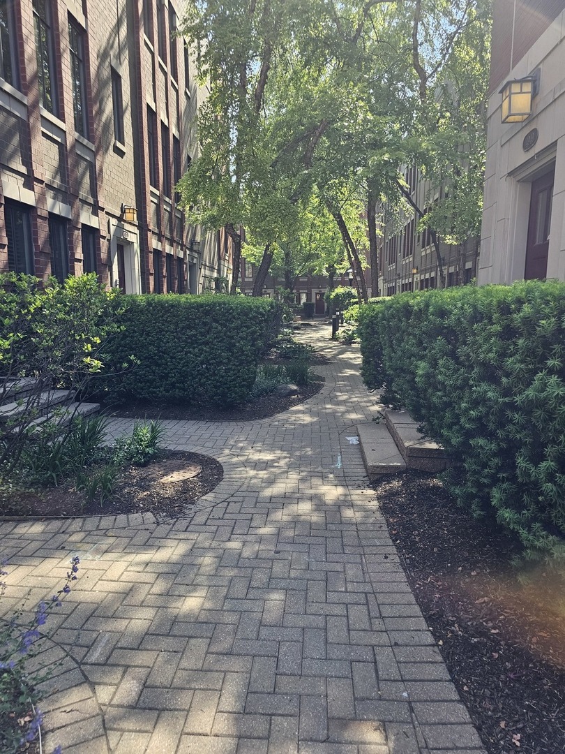 5003 N Lincoln Avenue Unit: 5