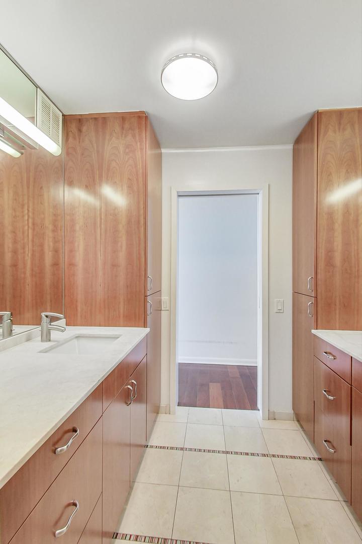 1555 N Astor Street Unit: 30E