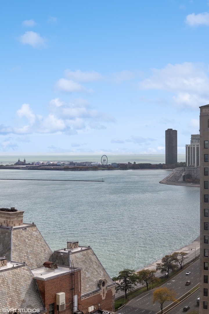 1555 N Astor Street Unit: 30E