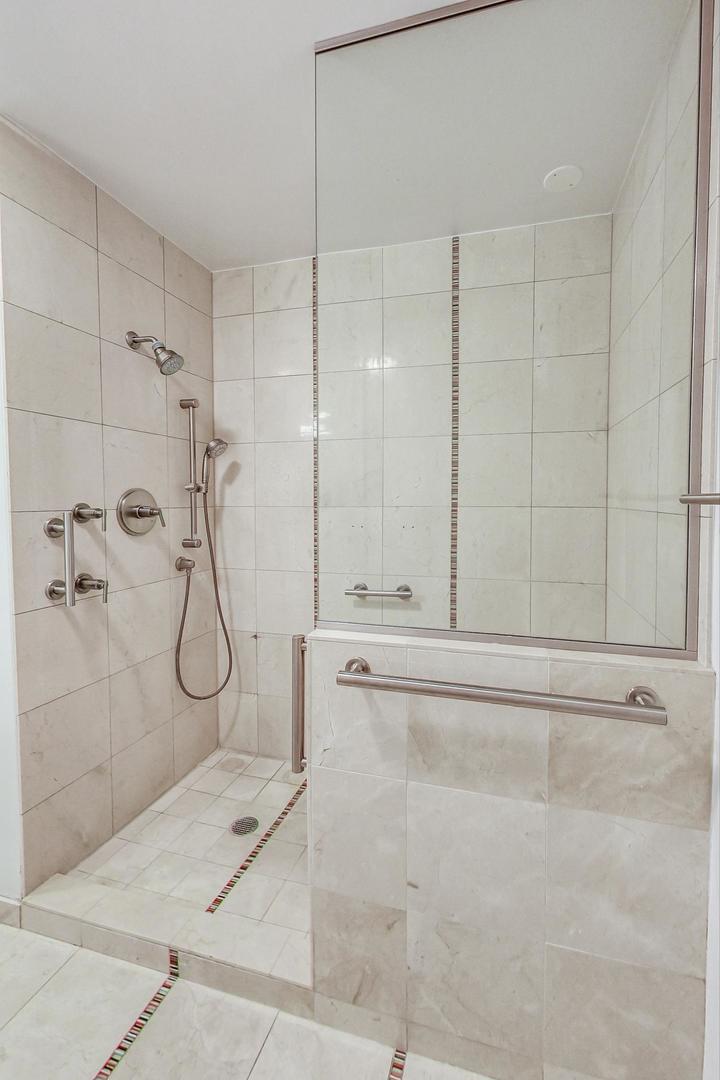 1555 N Astor Street Unit: 30E