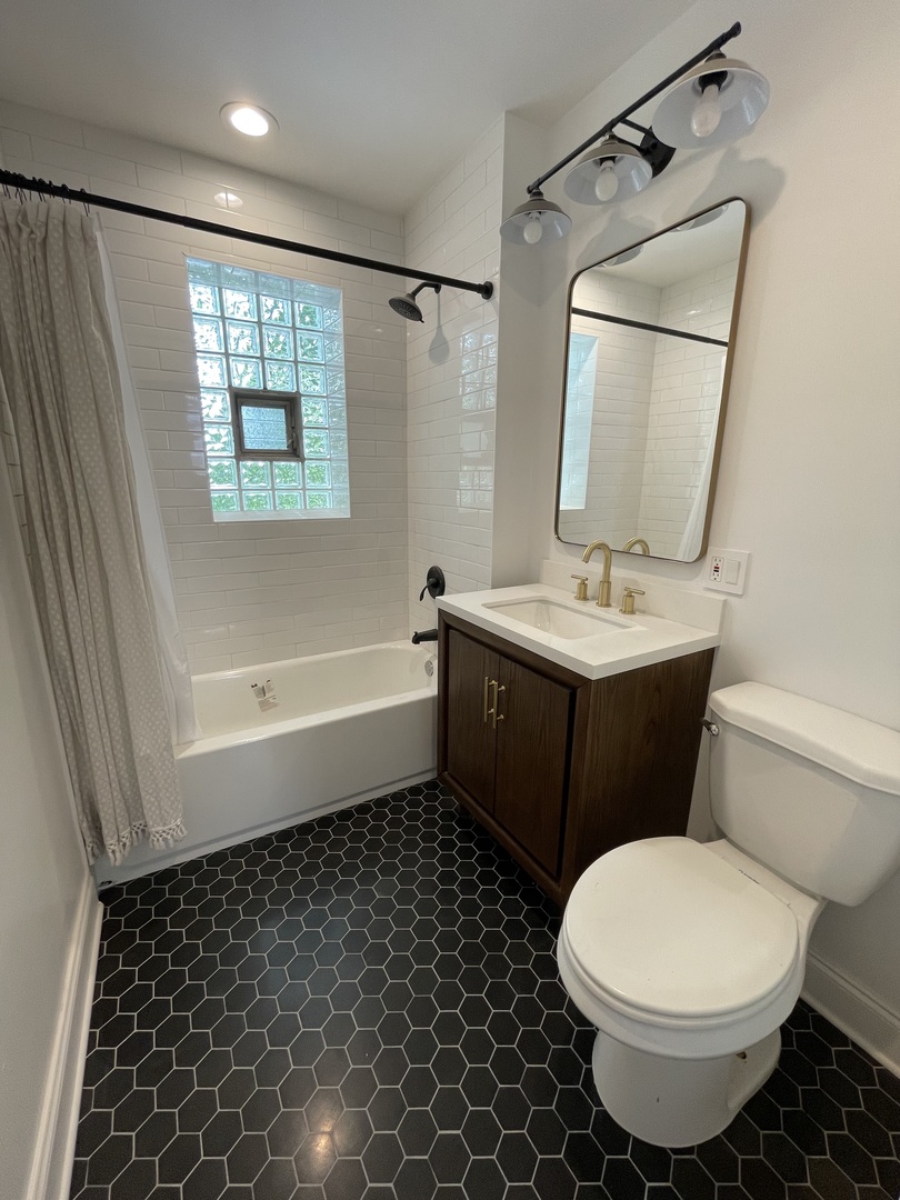 4858 W Warwick Avenue Unit: 2