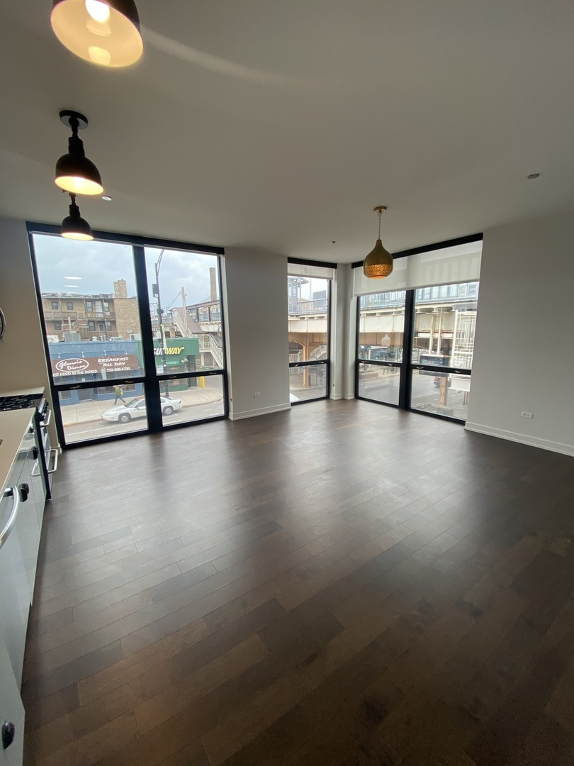 4346 N Honore Street Unit: 204