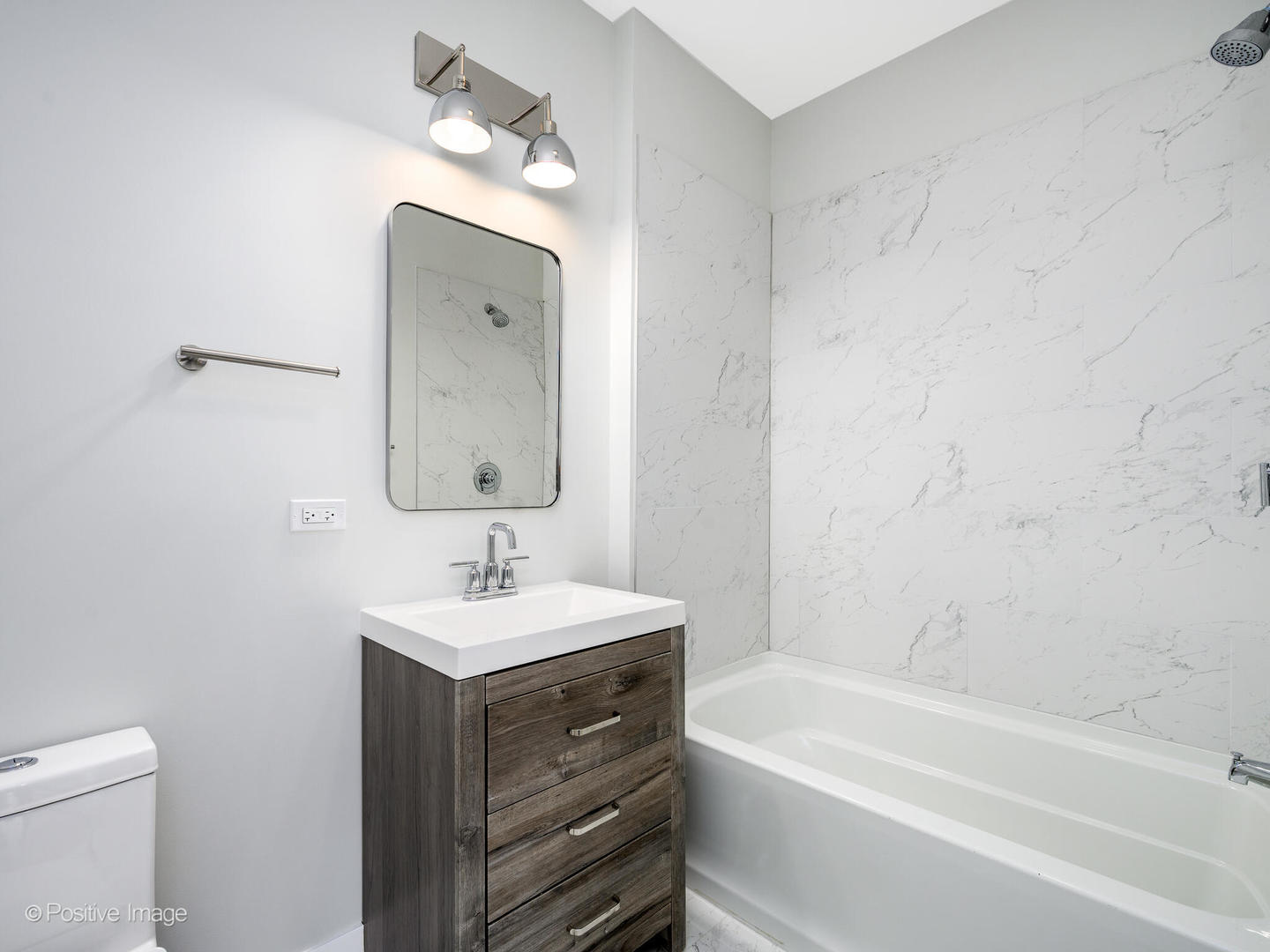 825 E 61st Street Unit: 214