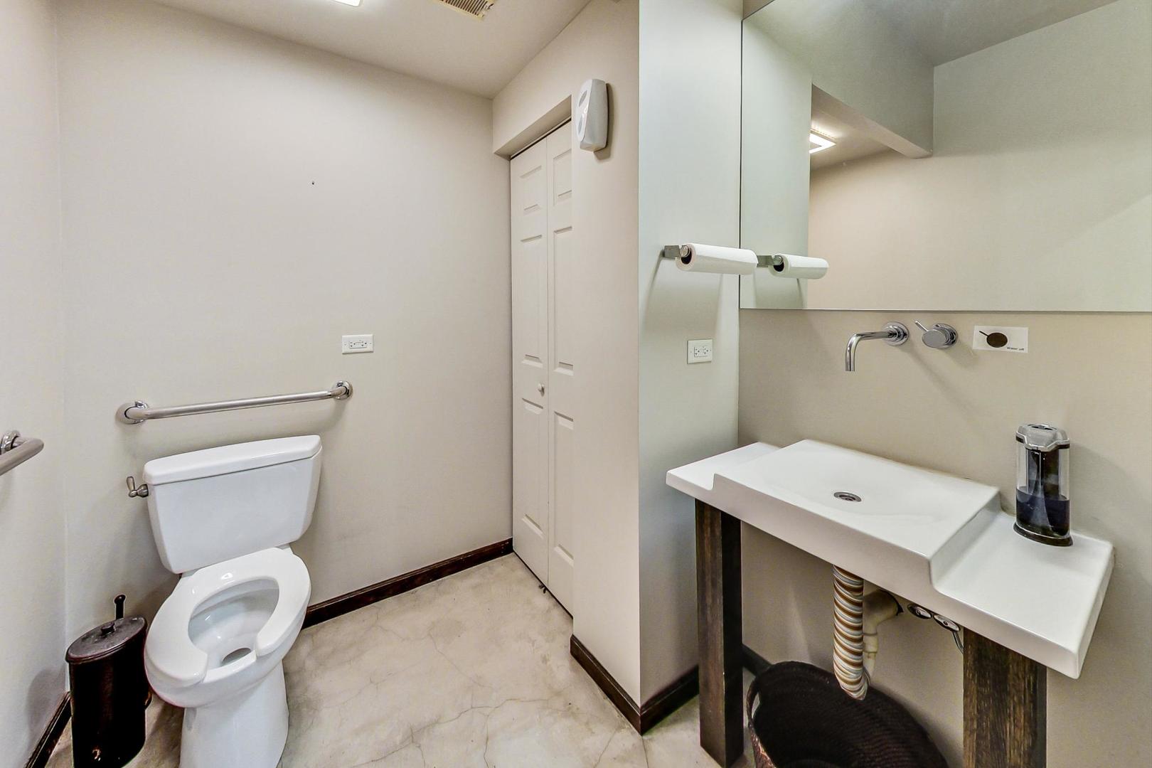 2535 N Lincoln Avenue Unit: C2