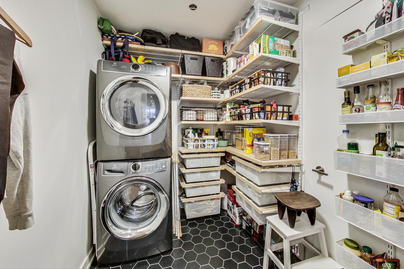 1648 W Division Street Unit: 203