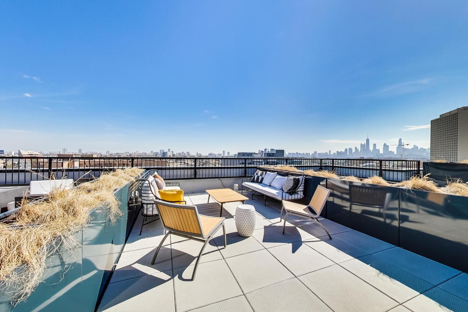 1648 W Division Street Unit: 203