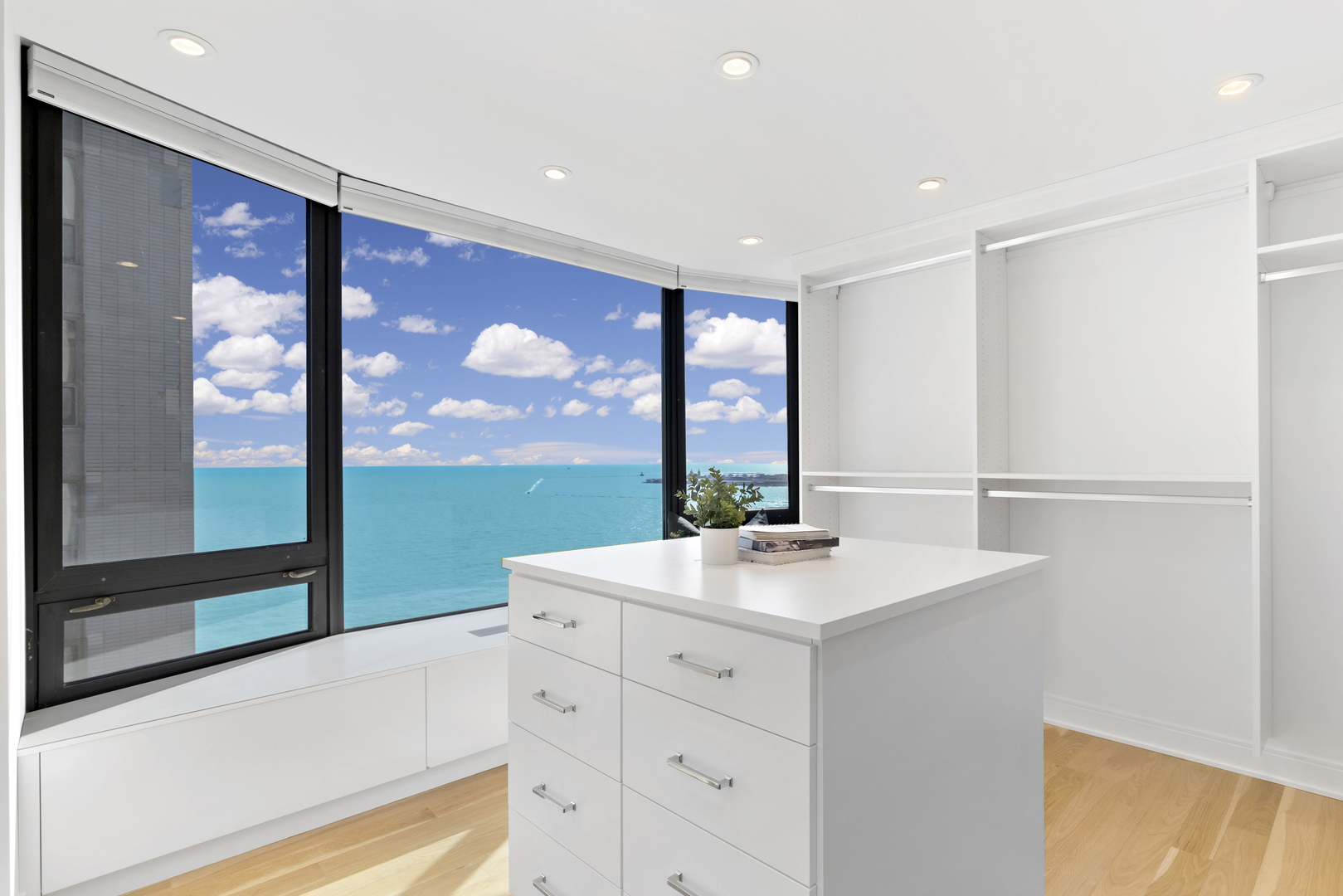 1555 N ASTOR Street Unit: 33E