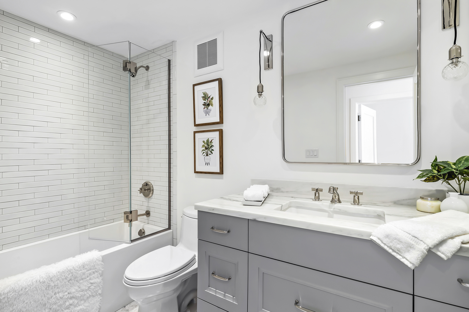 1555 N ASTOR Street Unit: 33E