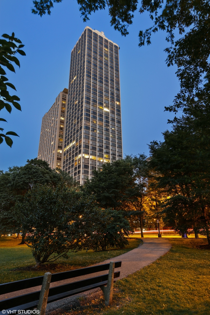 1555 N ASTOR Street Unit: 33E