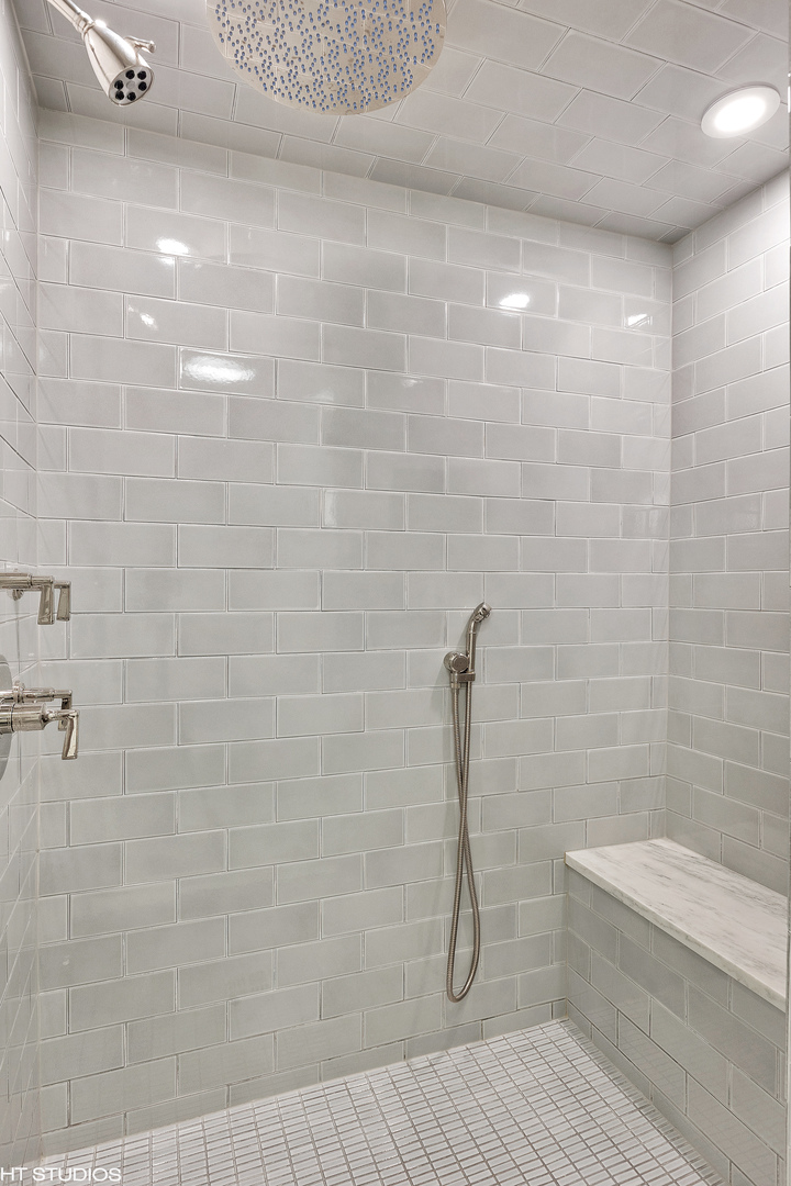 1555 N ASTOR Street Unit: 33E