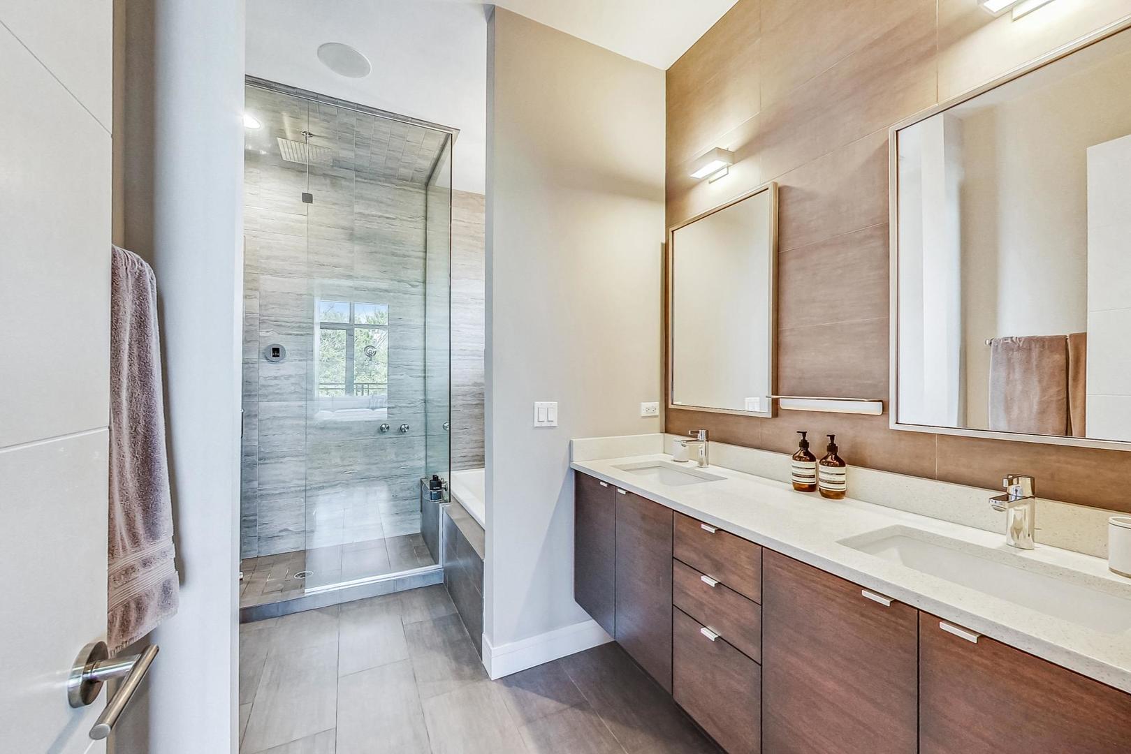 2227 W LYNDALE Street Unit: 2