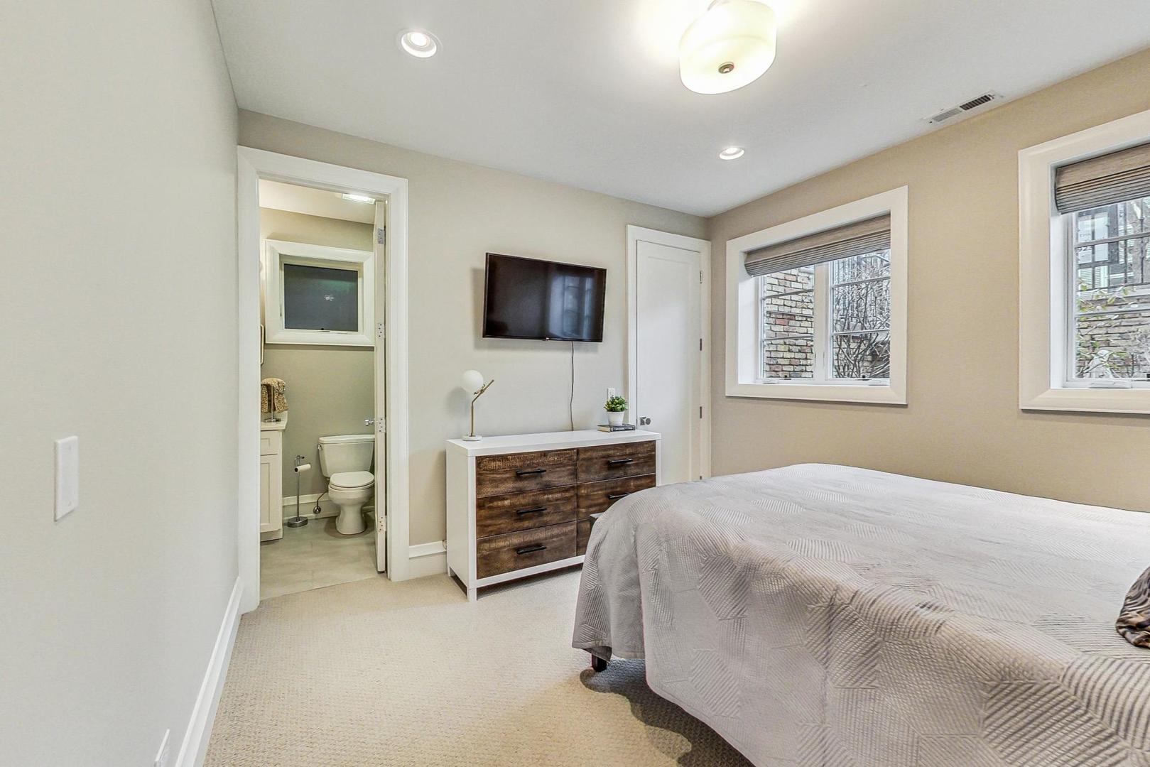 2433 N Marshfield Avenue