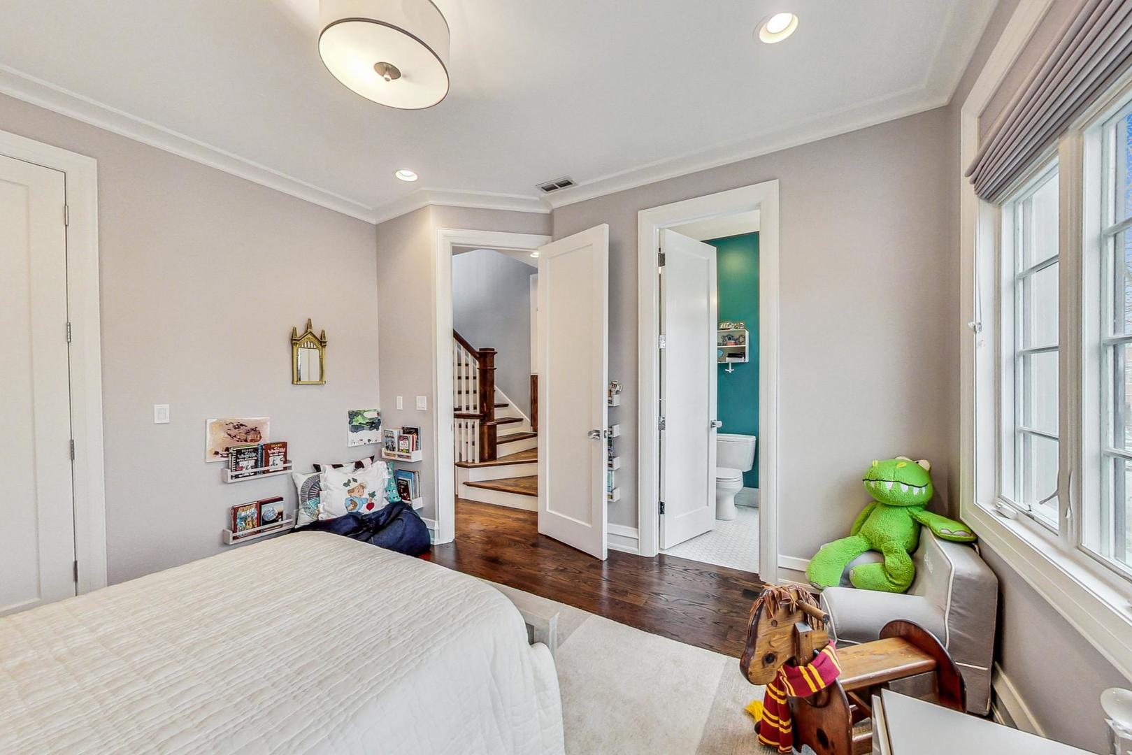 2433 N Marshfield Avenue