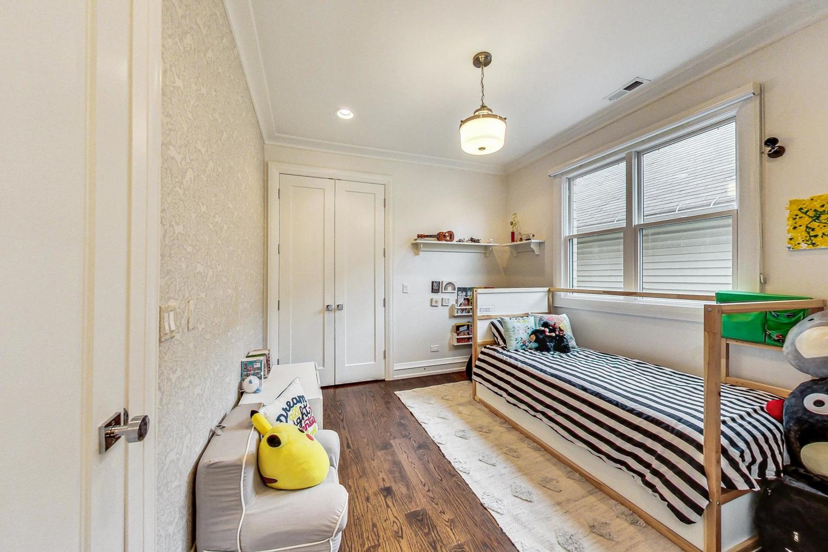 2433 N Marshfield Avenue