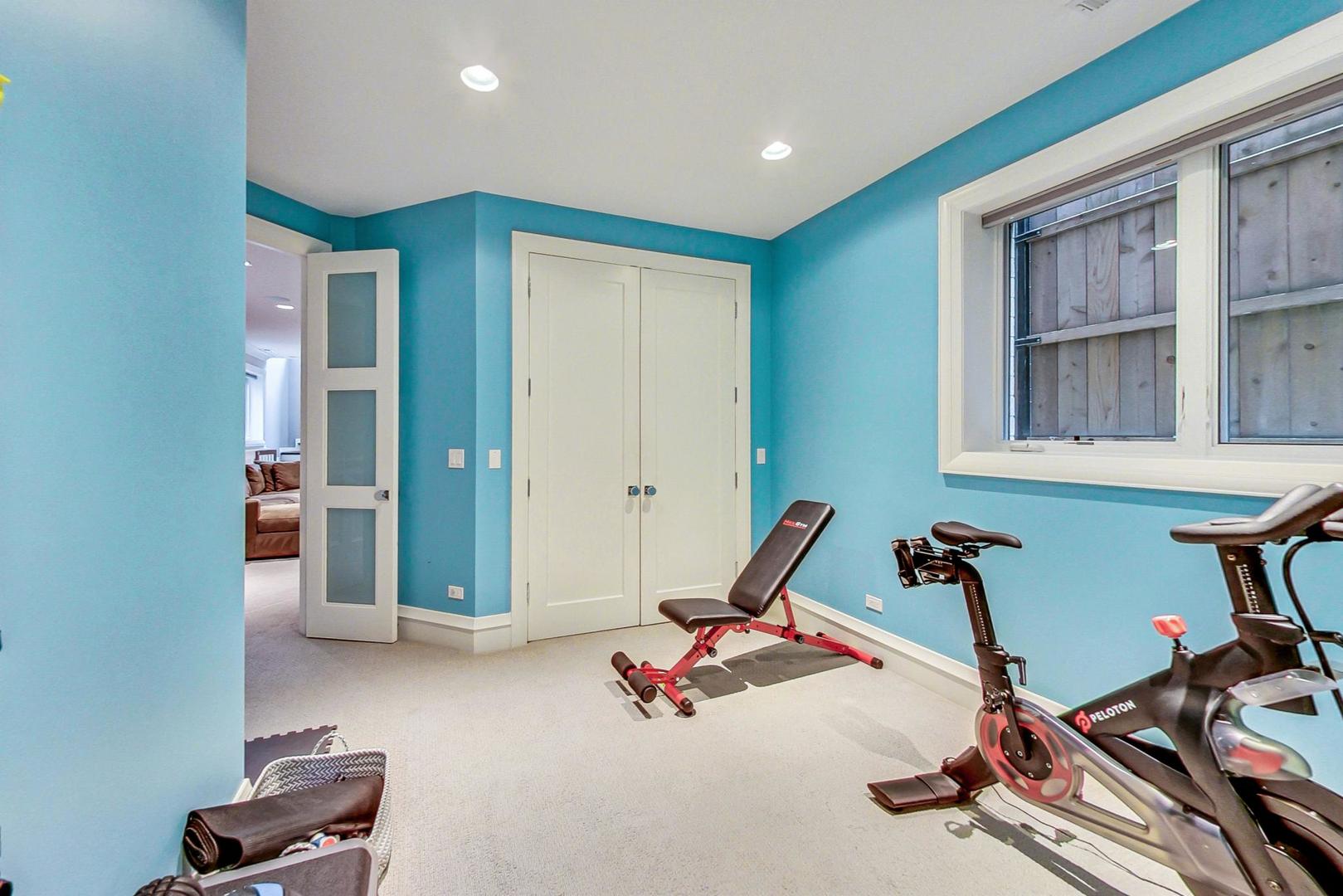 2433 N Marshfield Avenue