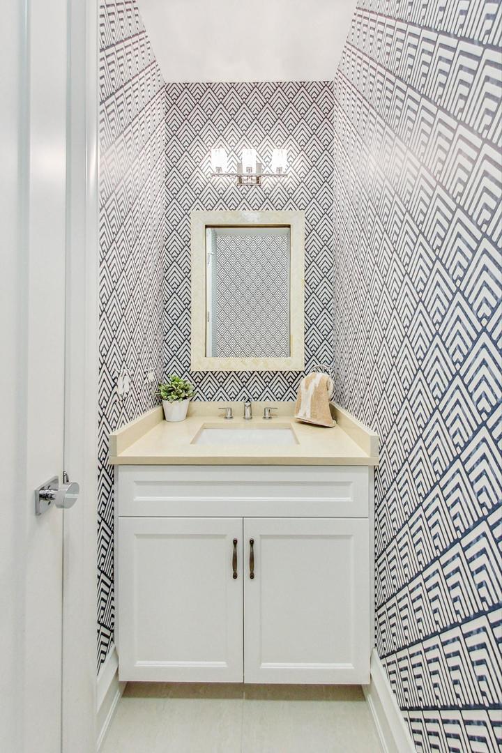 2433 N Marshfield Avenue