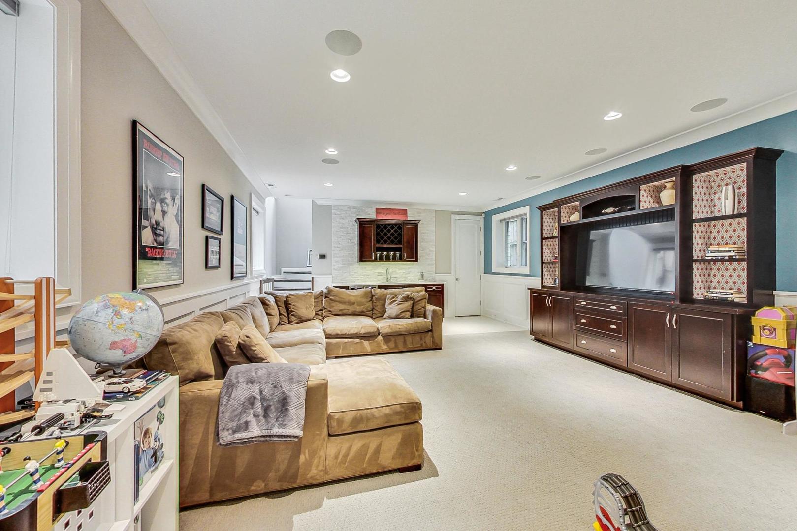 2433 N Marshfield Avenue