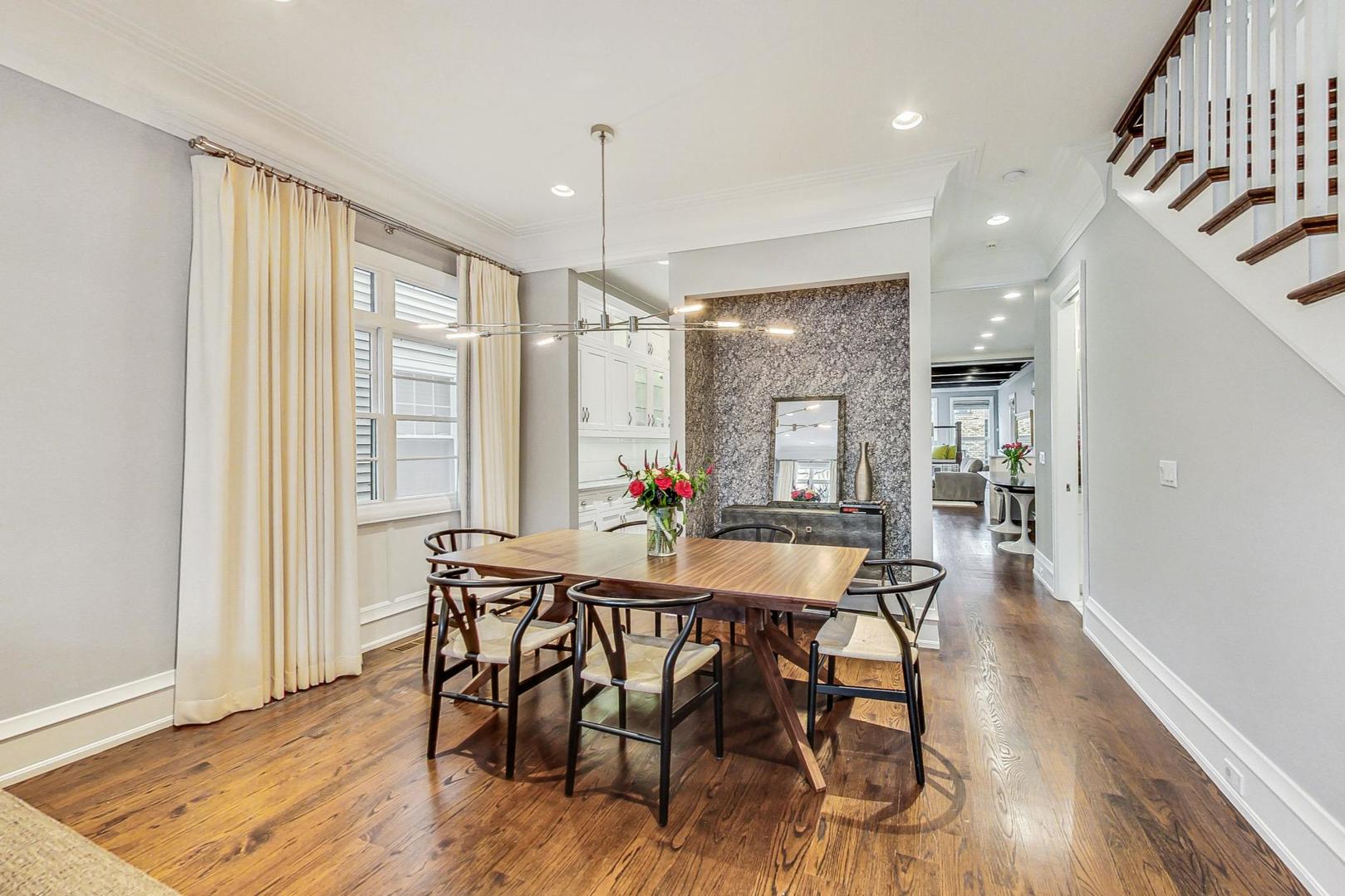 2433 N Marshfield Avenue