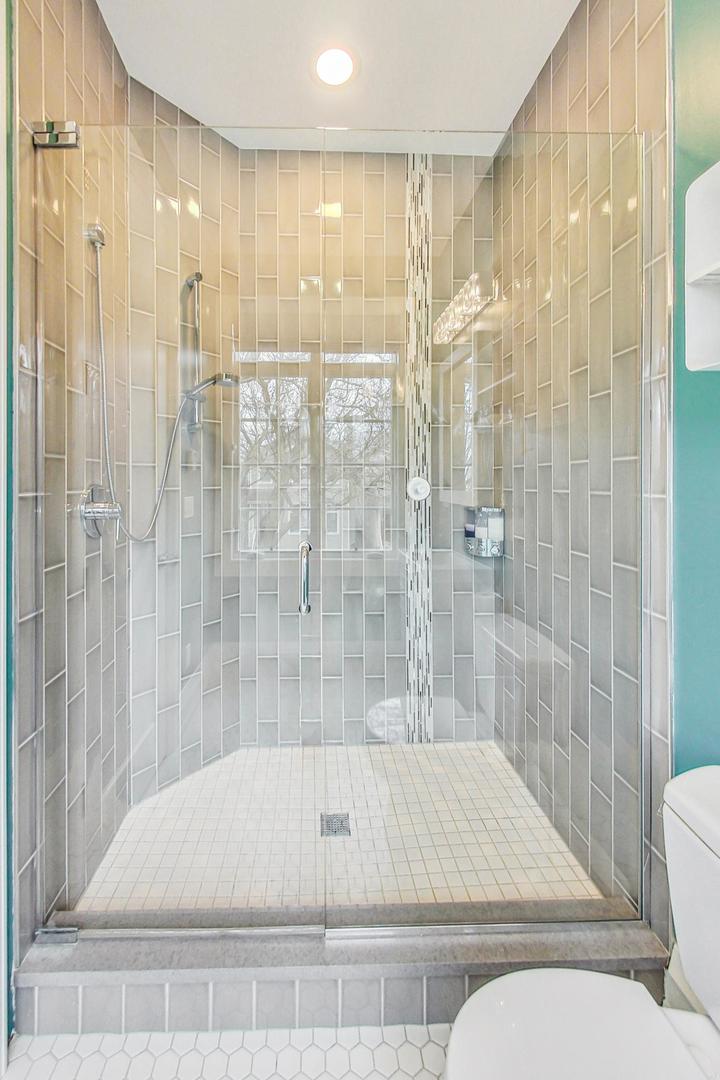 2433 N Marshfield Avenue