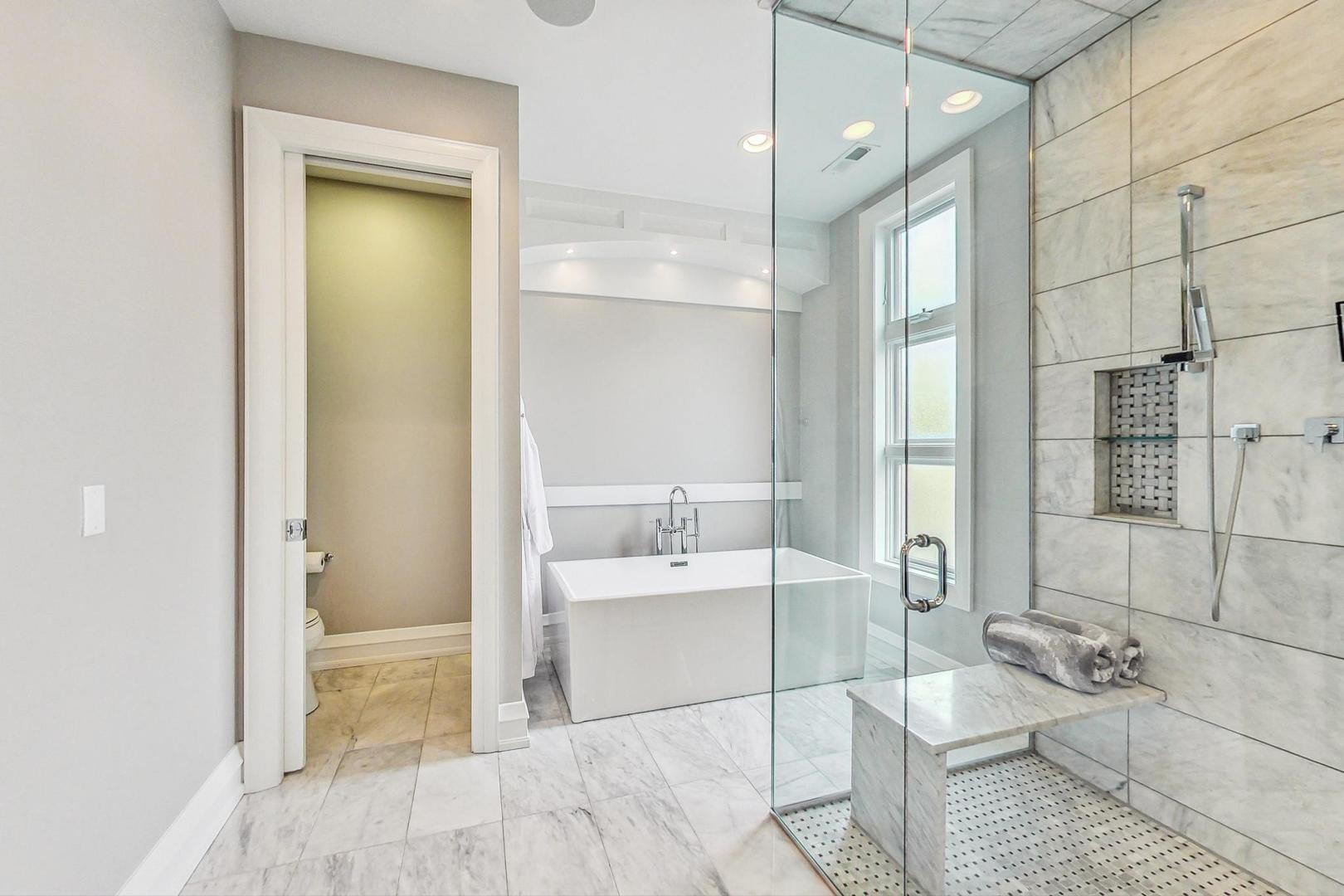 2433 N Marshfield Avenue