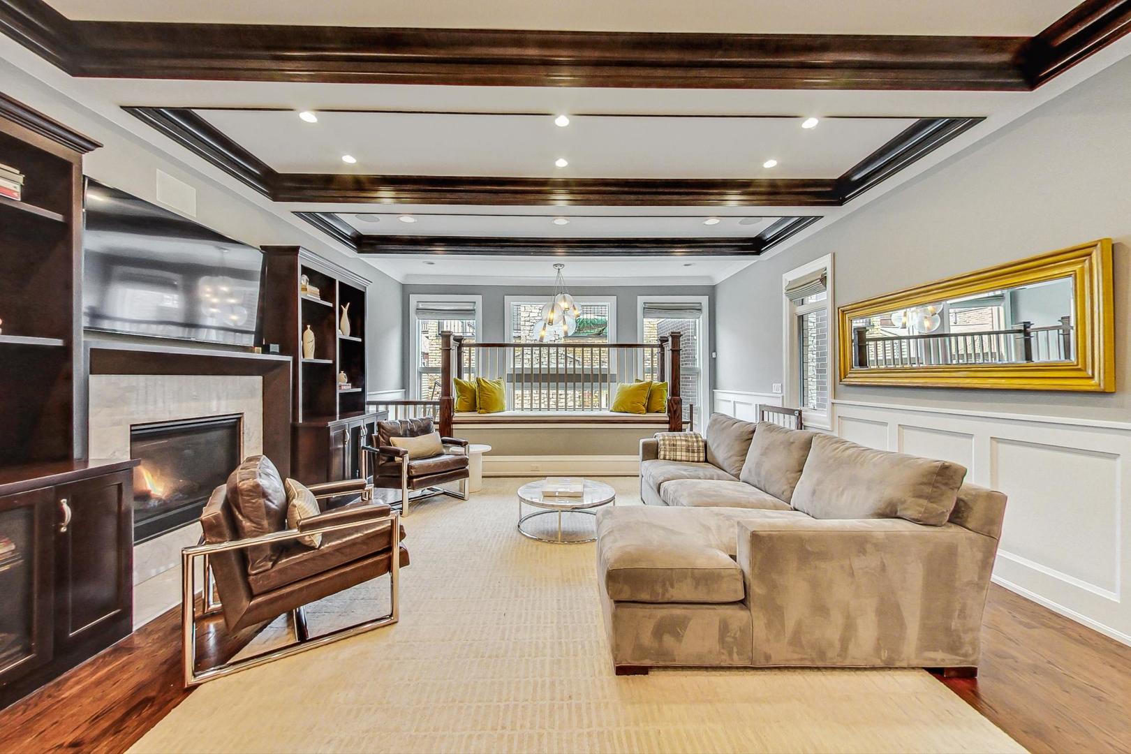 2433 N Marshfield Avenue