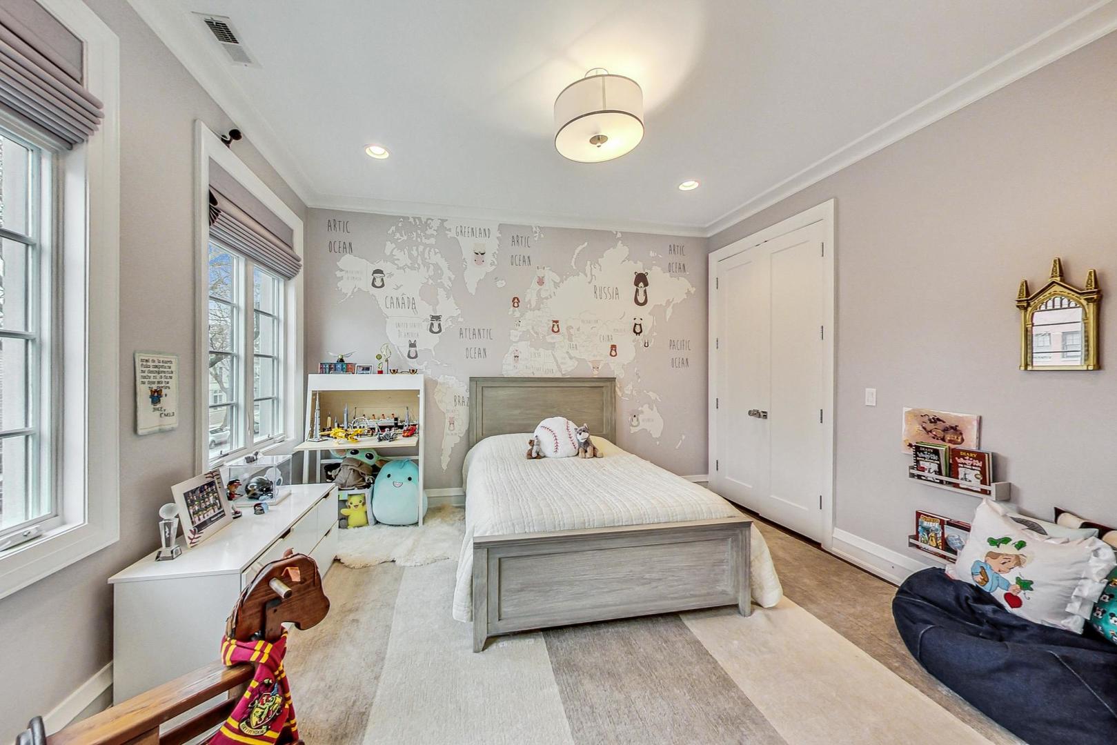 2433 N Marshfield Avenue