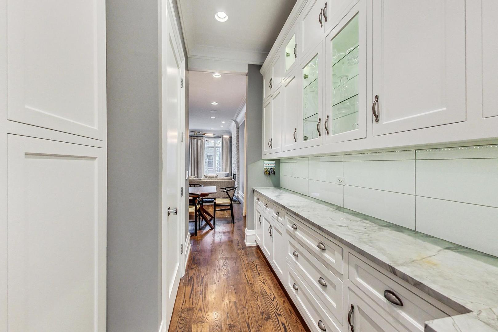 2433 N Marshfield Avenue