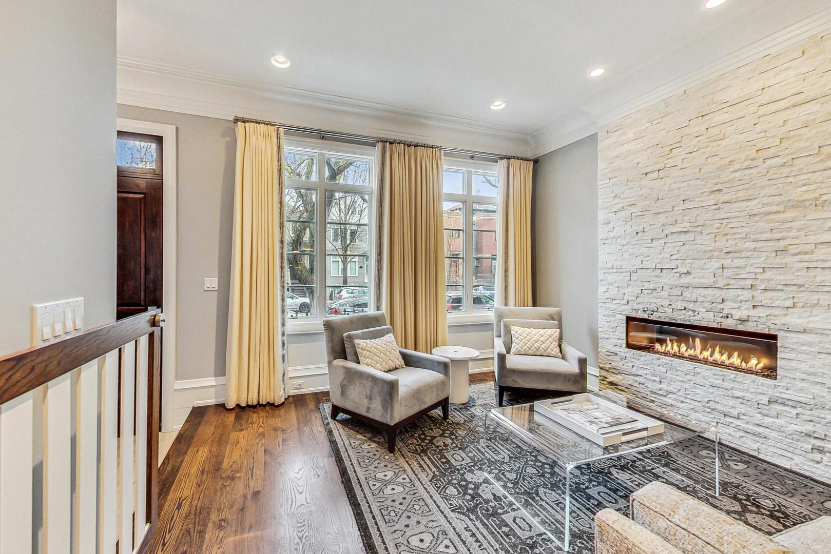 2433 N Marshfield Avenue