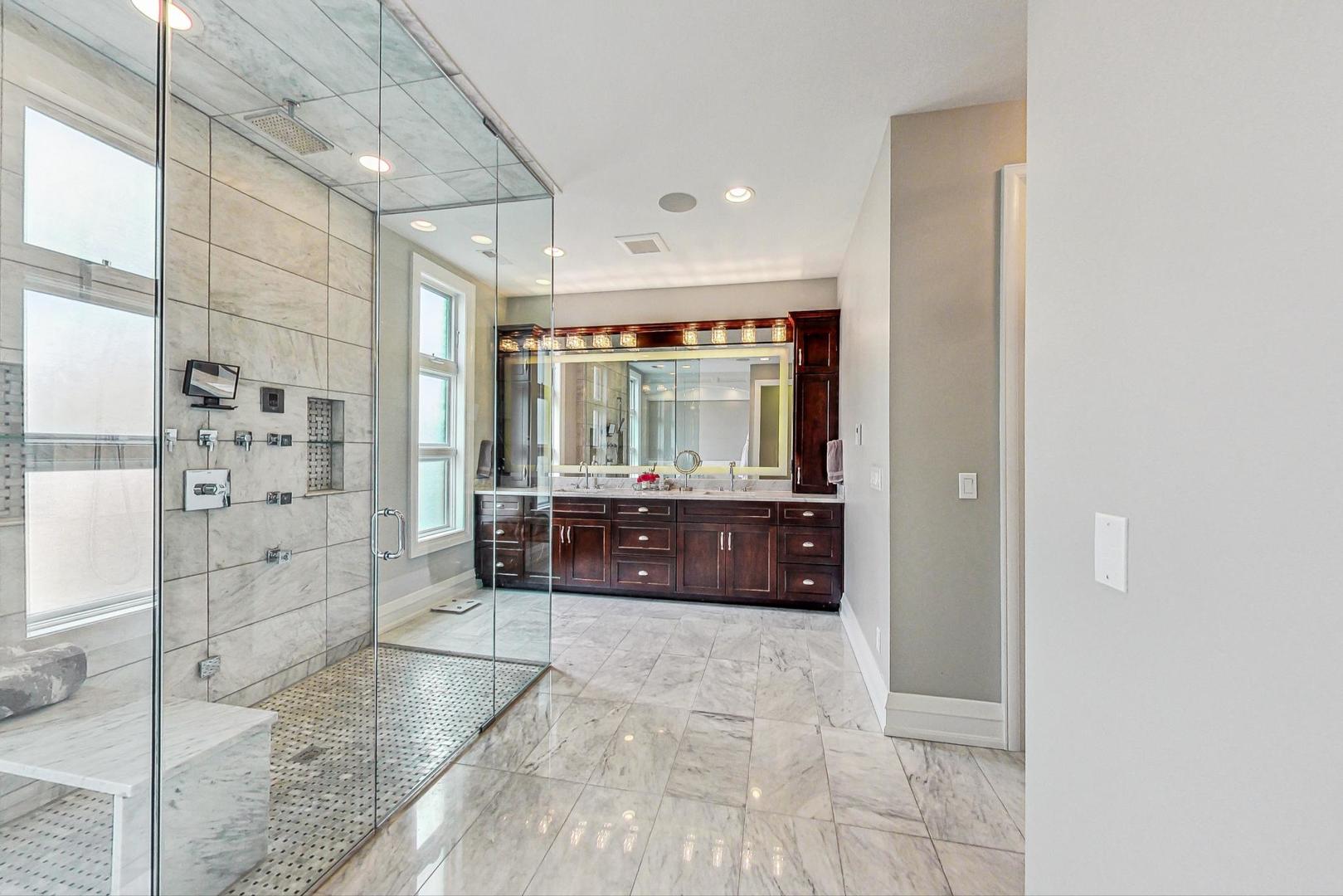 2433 N Marshfield Avenue