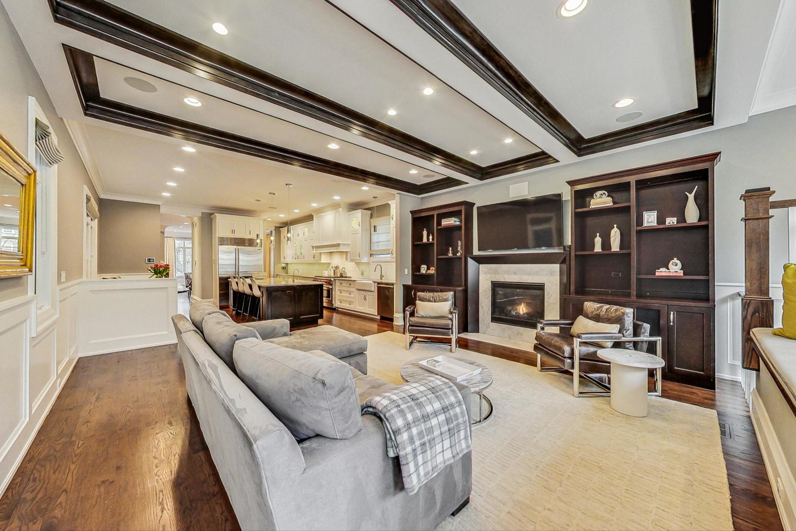 2433 N Marshfield Avenue