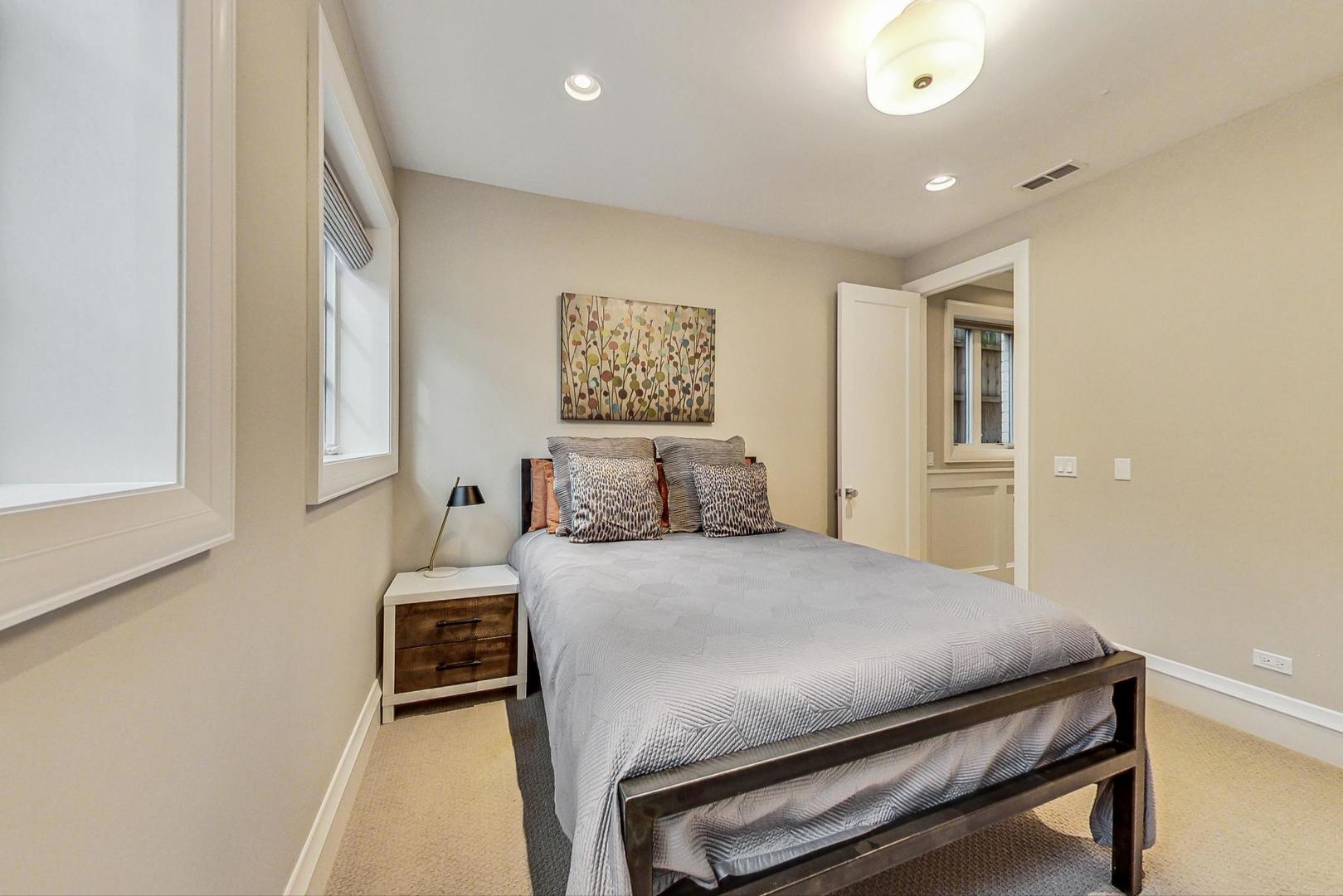 2433 N Marshfield Avenue