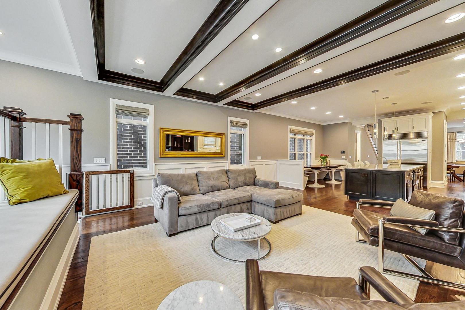 2433 N Marshfield Avenue