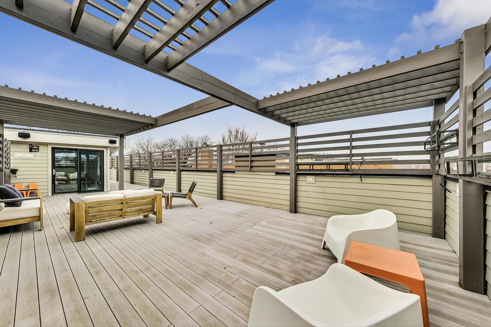 2433 N Marshfield Avenue