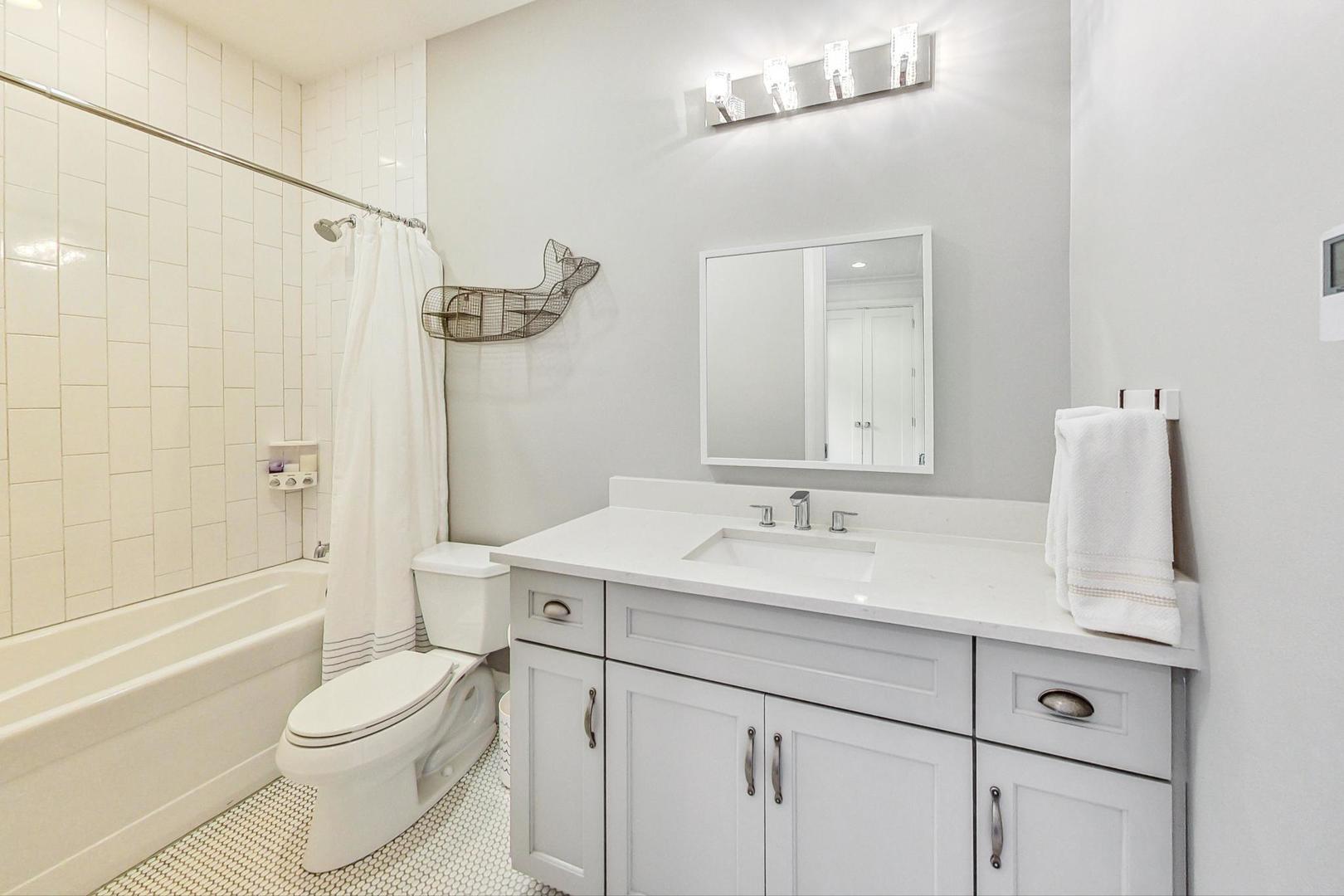 2433 N Marshfield Avenue