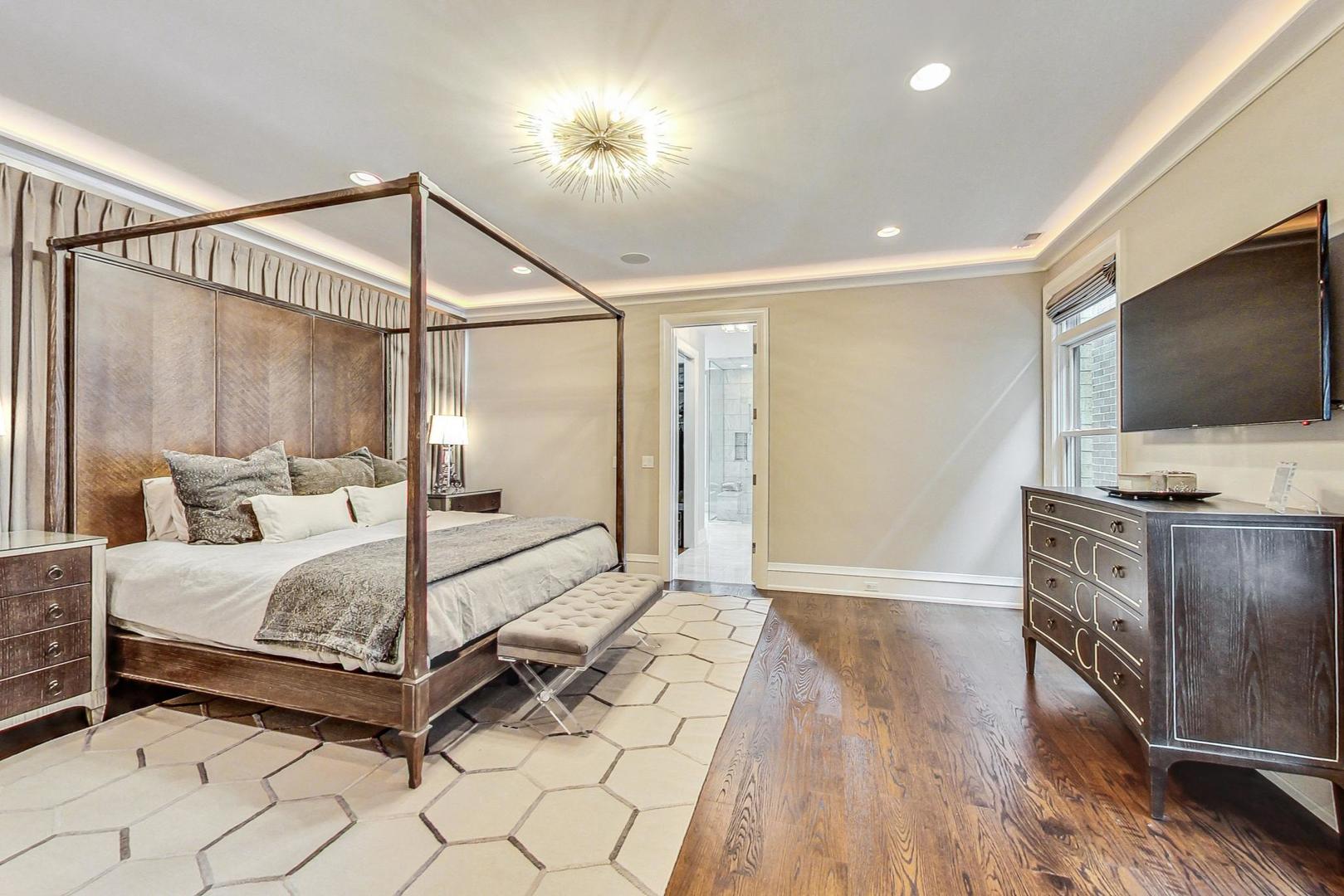 2433 N Marshfield Avenue