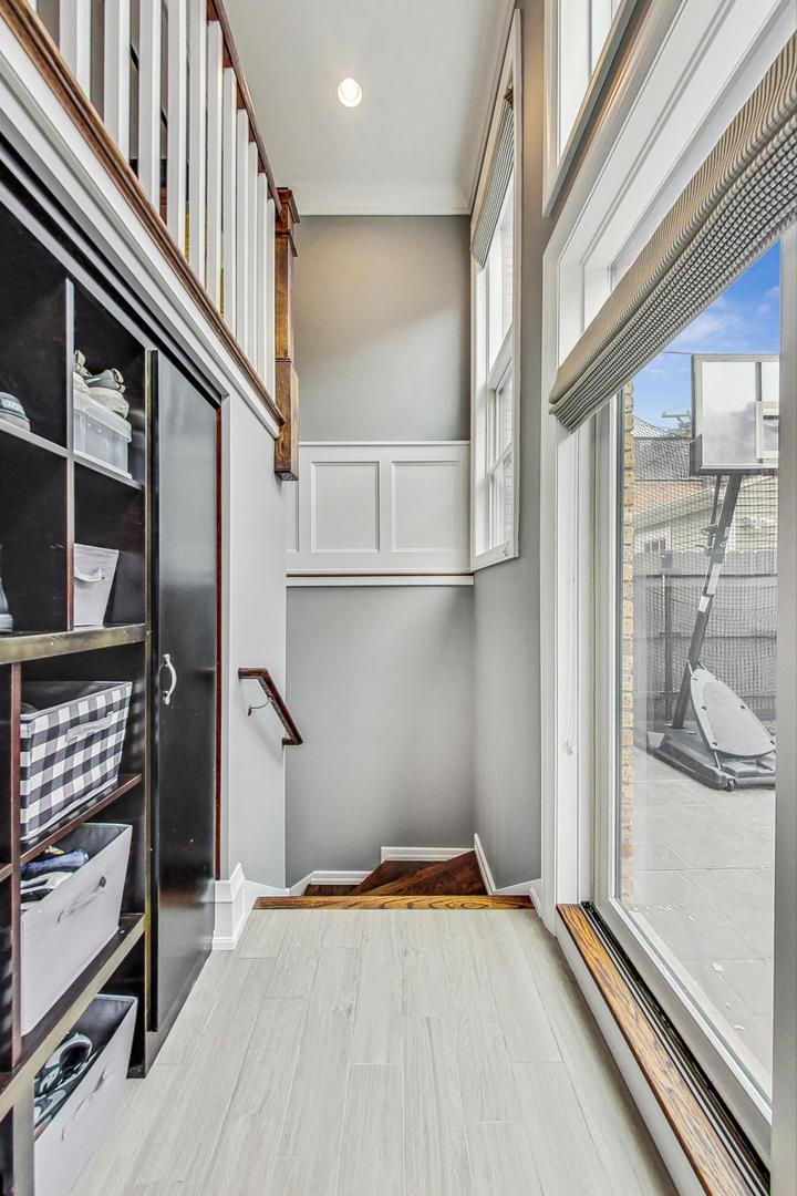 2433 N Marshfield Avenue