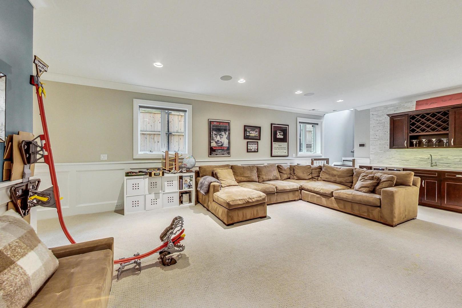 2433 N Marshfield Avenue