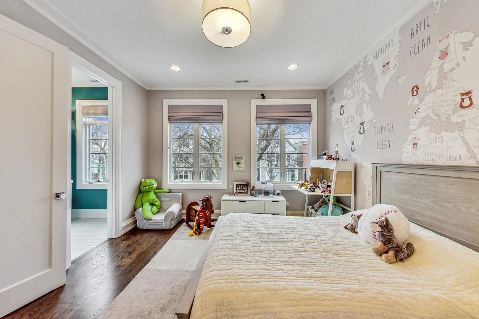 2433 N Marshfield Avenue