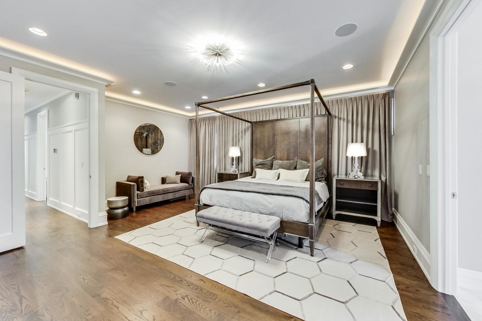 2433 N Marshfield Avenue