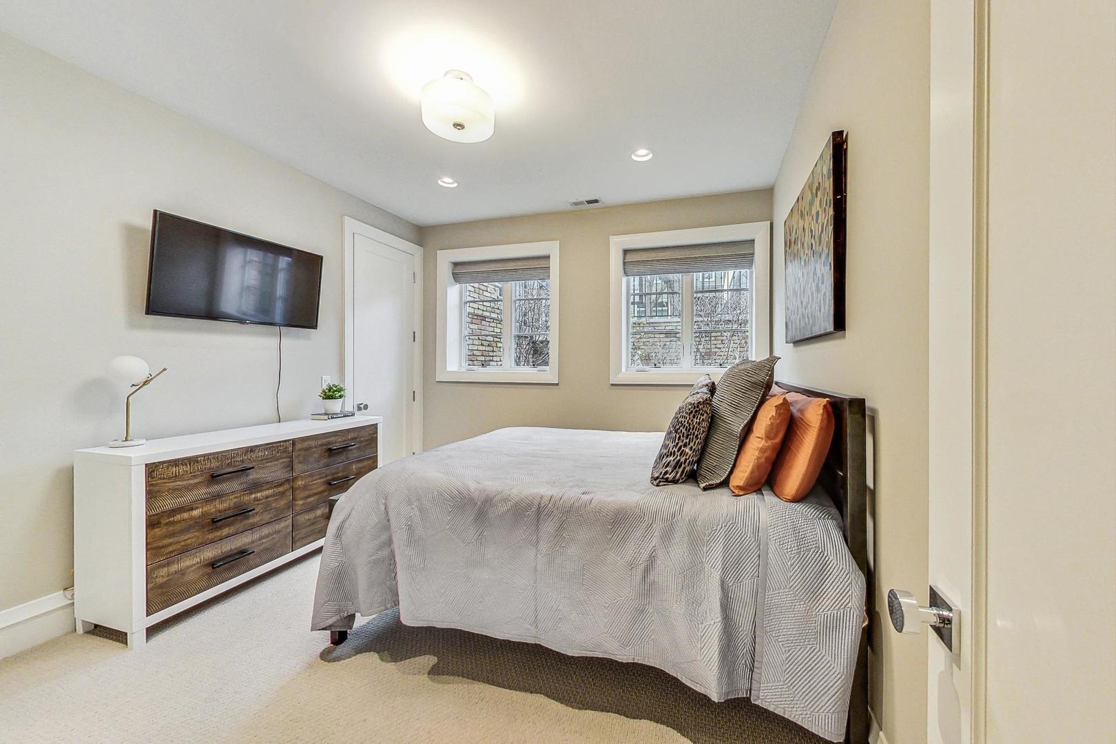 2433 N Marshfield Avenue