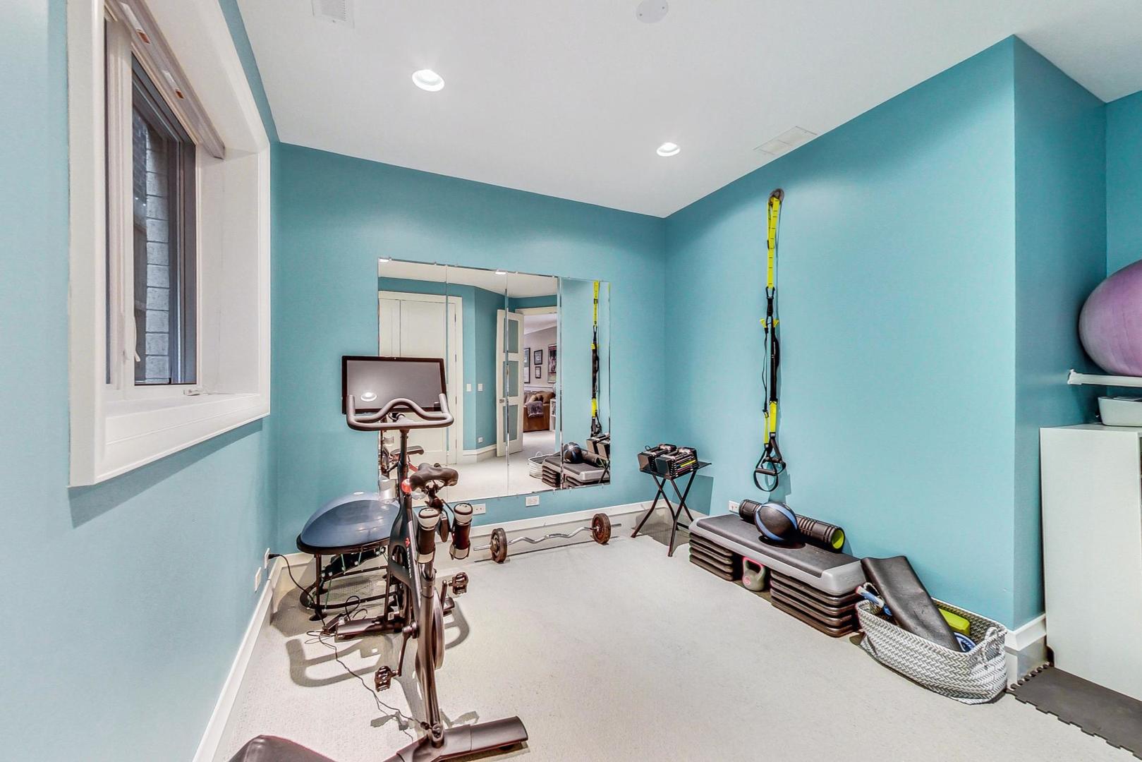 2433 N Marshfield Avenue