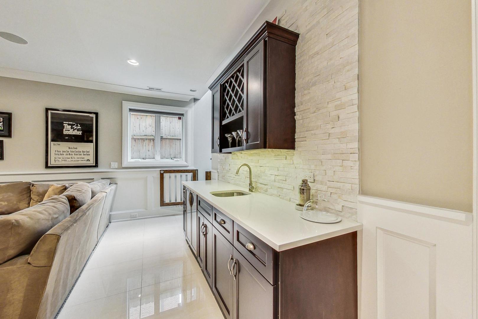 2433 N Marshfield Avenue