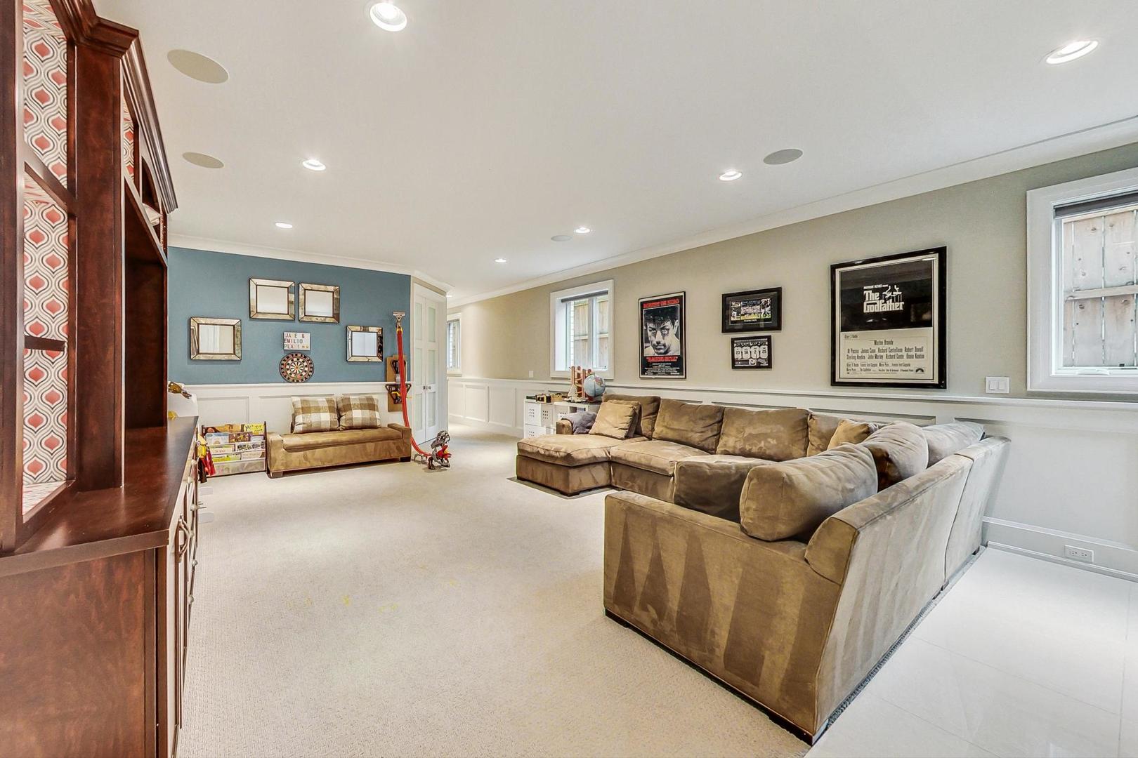 2433 N Marshfield Avenue