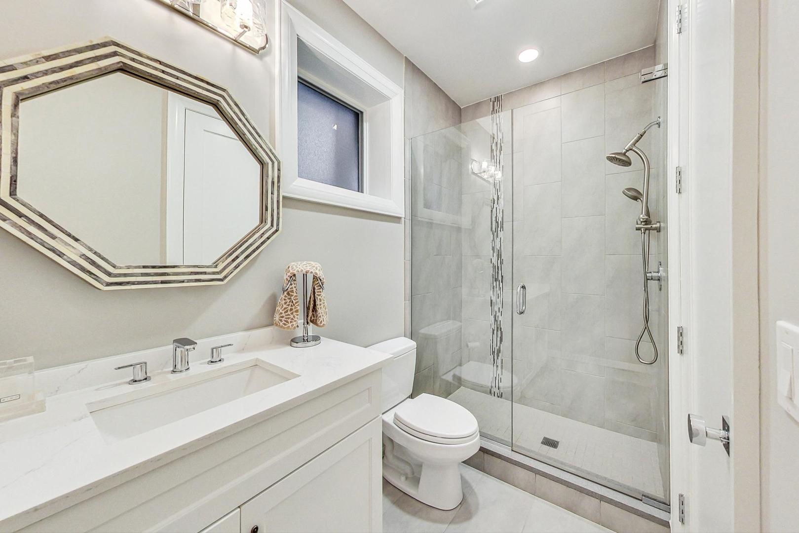 2433 N Marshfield Avenue