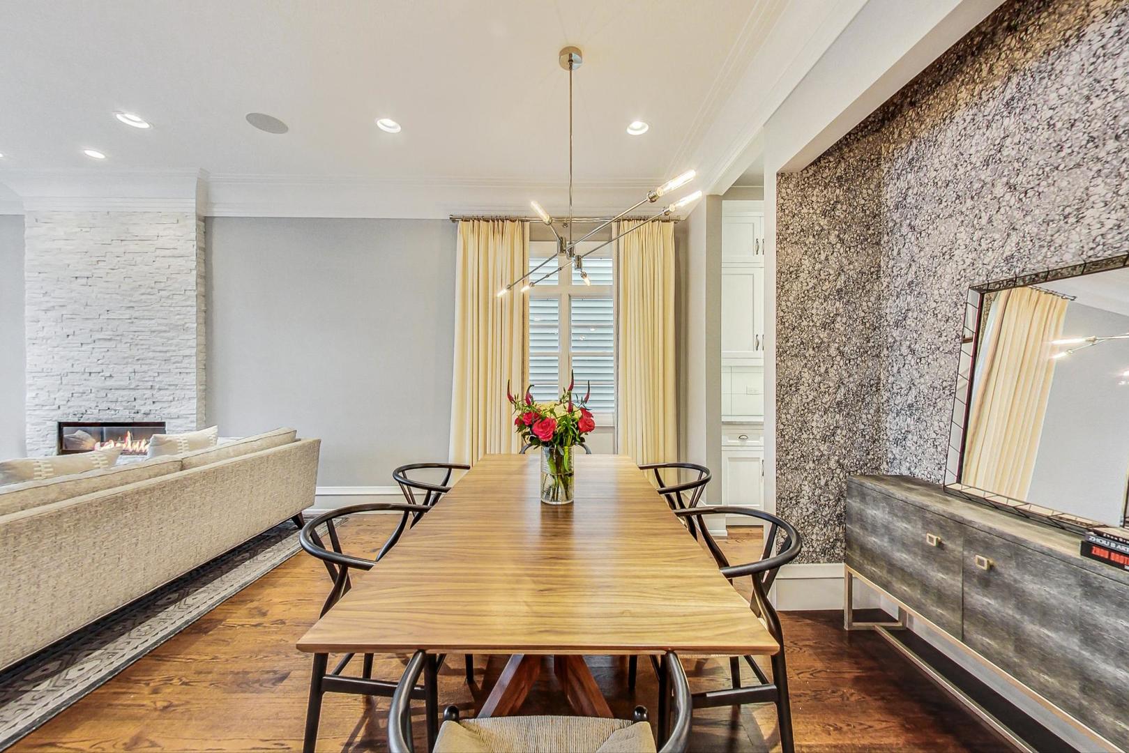 2433 N Marshfield Avenue