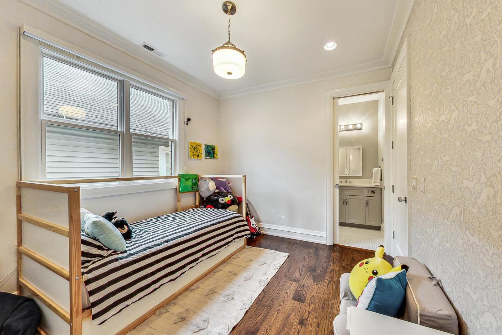 2433 N Marshfield Avenue